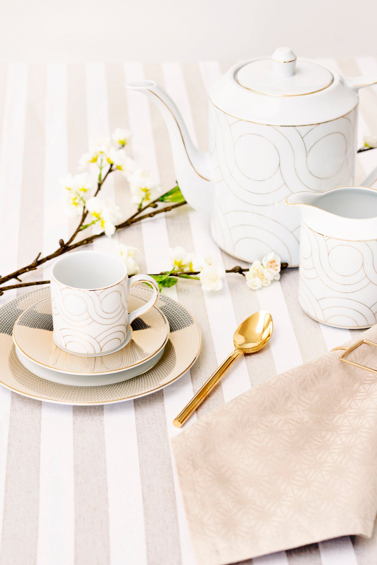 CASANOI Infinity Gold-Rimmed 11-Piece Porcelain Tea Service for 4